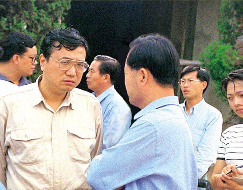 1999年7月8日，时任河南省人民政府省长李克强（左一）到QY千亿国际视察。
