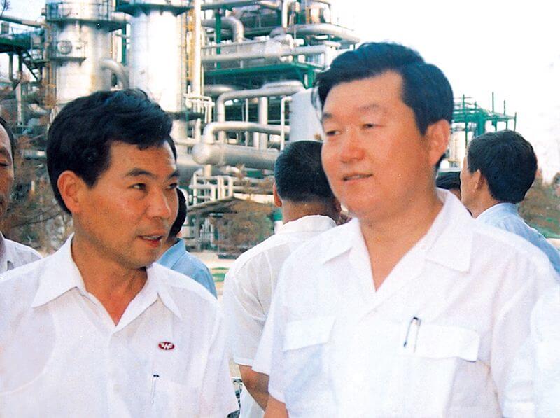 1990年7月19日，时任河南省代省长李 长 春(右一）到QY千亿国际视察。
