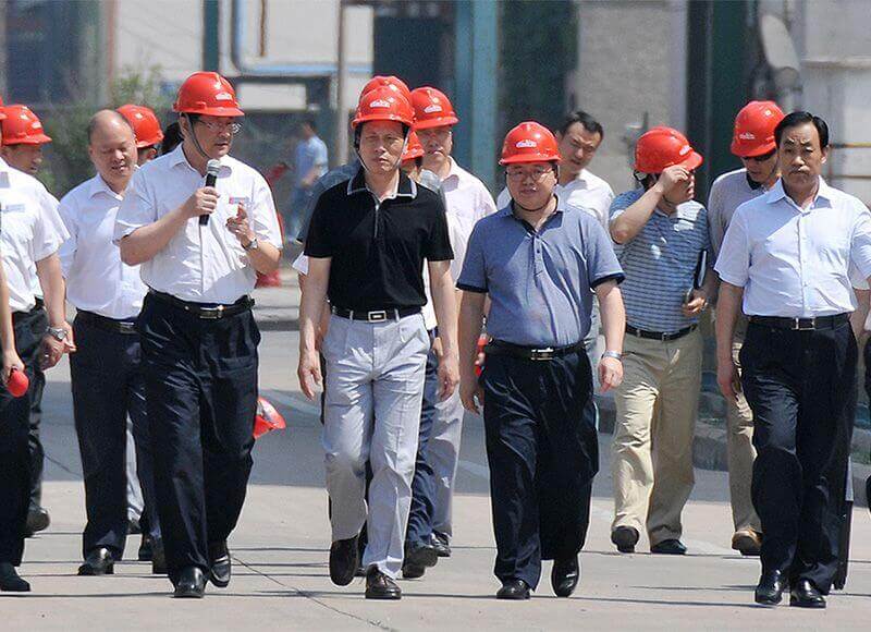 2013年6月27日，时任河南省省长谢伏瞻（左二）视察QY千亿国际。