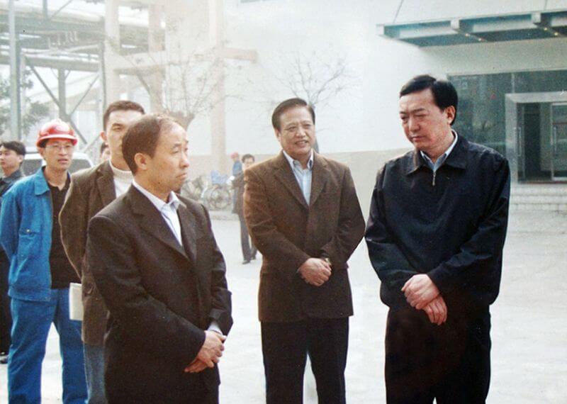 2005年11月4日，时任河南省委副书记陈全国（右一）到QY千亿国际调研