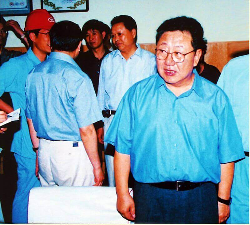 2002年6月6日，时任中共河南省委书记陈奎元（右一）到QY千亿国际调研。