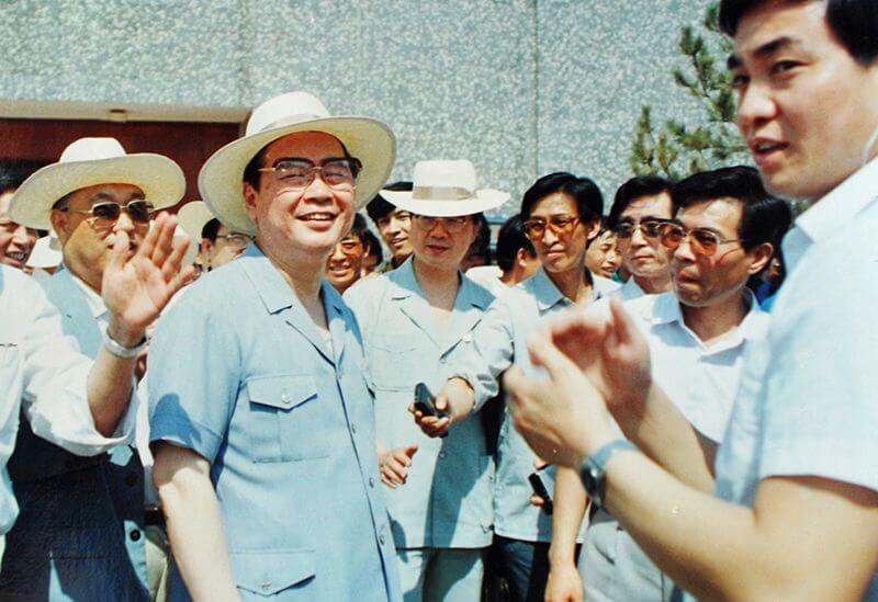 1990年6月12日，时任国务院总理李 鹏视察QY千亿国际，并题词：“物质文明与精神文明一起抓，把QY千亿国际建设成为现代化企业”