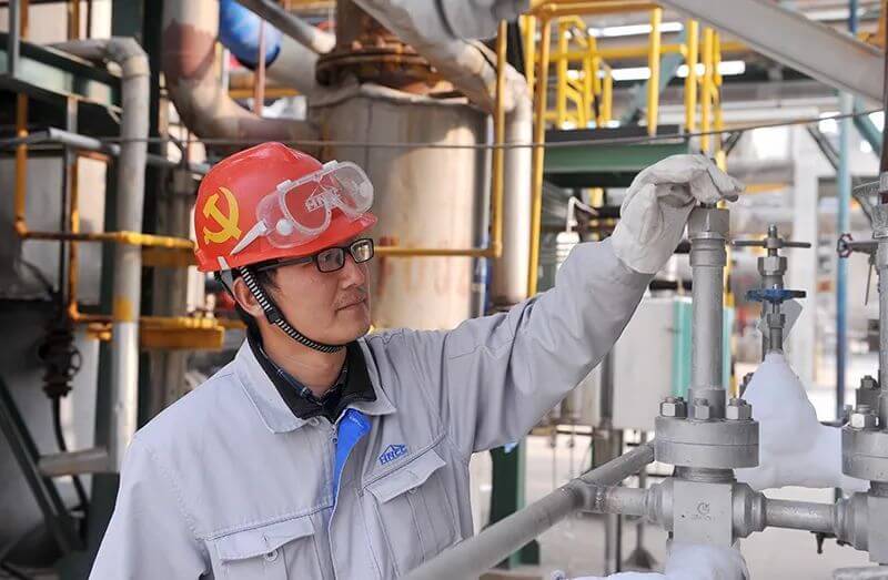 用实干诠释责任担当——记集团公司劳动模范、合成岗位技术员杨松