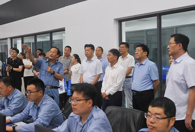 河南省制造业数字化转型城市行观摩组走进QY千亿国际